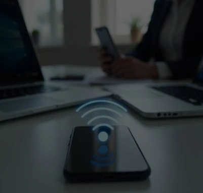 Smartphone che condivide internet tramite hotspot Wi-Fi con laptop e dispositivi aziendali.