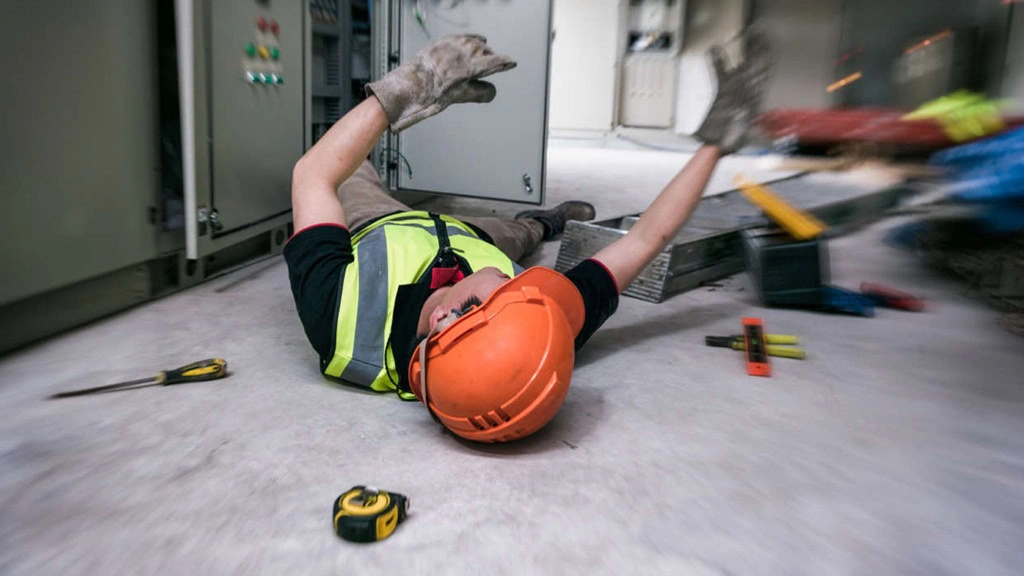 Lavoratore isolato a terra
