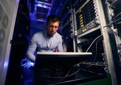 tecnico informatico sistemista lavora su data center